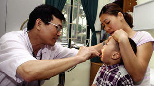 Khám bệnh sớm cho trẻ để phát hiện các triệu chứng bệnh kịp thời