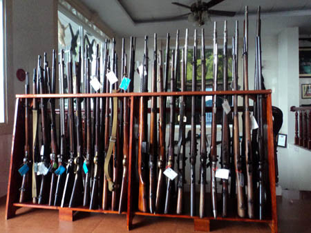 Bộ sưu tập súng đồ sộ ở tầng trên cùng của bảo tàng. Súng máy Hotchkiss của Pháp và súng liên thanh Bren MKI của Anh. Súng tiểu liên PPS-43 của Nga. Súng máy Maxim phiên bản PM M1910 của Đế chế Nga và súng máy Vickers của Anh. Cả 2 mẫu súng máy đều sử dụng trong chiến tranh thế giới thứ nhất. Bộ sưu tập súng đồ sộ ở tầng trên cùng của bảo tàng. Súng máy Hotchkiss của Pháp và súng liên thanh Bren MKI của Anh. Súng tiểu liên PPS-43 của Nga. Súng máy Maxim phiên bản PM M1910 của Đế chế Nga và súng máy Vickers của Anh. Cả 2 mẫu súng máy đều sử dụng trong chiến tranh thế giới thứ nhất.