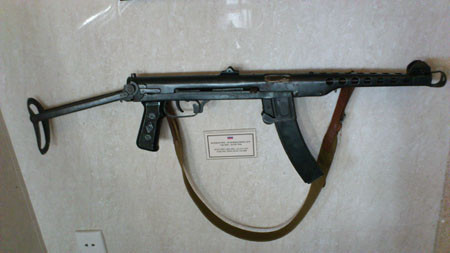 Bộ sưu tập súng đồ sộ ở tầng trên cùng của bảo tàng. Súng máy Hotchkiss của Pháp và súng liên thanh Bren MKI của Anh. Súng tiểu liên PPS-43 của Nga. Súng máy Maxim phiên bản PM M1910 của Đế chế Nga và súng máy Vickers của Anh. Cả 2 mẫu súng máy đều sử dụng trong chiến tranh thế giới thứ nhất. Bộ sưu tập súng đồ sộ ở tầng trên cùng của bảo tàng. Súng máy Hotchkiss của Pháp và súng liên thanh Bren MKI của Anh. Súng tiểu liên PPS-43 của Nga. Súng máy Maxim phiên bản PM M1910 của Đế chế Nga và súng máy Vickers của Anh. Cả 2 mẫu súng máy đều sử dụng trong chiến tranh thế giới thứ nhất.