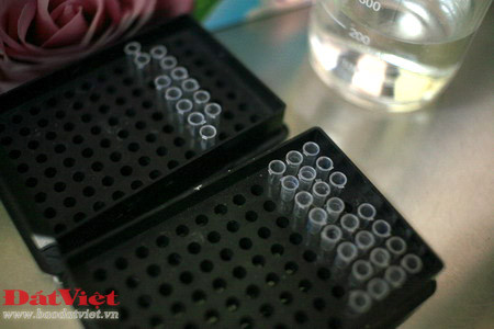 Phòng giám đinh nhận dạng ADN của Viện Pháp y Quân đội được chuyển giao kỹ thuật từ phòng giám đinh nhận dạng ADN của quân đội Mỹ (Armed Force DNA Identification Laboratory - AFDIL), và trước đó là của Viện Công nghệ Sinh học - thuộc Viện Khoa học Việt Nam. Nơi đây trang bị hàng chục loại máy móc hiện đại khác nhau như máy nhân gien, máy li tâm, máy điện di, máy giải trình tự AND… Có hai phương pháp phân tích ADN thường được sử dụng, đó là phân tích ADN nhân và phân tích ADN ty thể, trong đó phương pháp thứ hai đang được lựa chọn sử dụng trong giám định hài cốt liệt sĩ ở Viện Pháp y Quân đội. Việc thực hiện giám định được thực hiện trên cơ sở lấy mẫu ADN từ hài cốt liệt sĩ để đối chiếu với mẫu thân nhân - được lấy của những người có quan hệ theo dòng mẹ với liệt sĩ. Quá trình tách chiết mẫu sinh phẩm từ hài cốt là khâu quan trọng, quyết định sự thành công hay thất bại của quá trình phân tích ADN. Mẫu sinh phẩm sau khi tách chiết được chứa trong những lọ nhỏ xếp trong khay. Sau khi tách chiết, mẫu được đưa vào máy giải trình tự ADN – được coi là “linh hồn” của Labo, được kết nối với máy tính. Chiếc máy này có thể xử lý cùng lúc nhiều mẫu sinh phẩm. Kết quả của quá trình giải trình tự ADN sẽ hiển thị trên máy tính, từ đó các chuyên gia sẽ đối chiếu để xác định hài cốt có đúng là liệt sĩ của gia đình yêu cầu thực hiện giám định hay không. So với phương pháp phân tích ADN nhân, phân tích ADN ty thể là phương pháp đạt tỉ lệ chính xác cao hơn, nhưng cũng rất phức tạp và tốn kém hơn nhiều. Chỉ tính riêng chi phí dành cho các loại hóa nhất nhập từ nước ngoài đã lên đến 10-15 triệu đồng cho mỗi ca giám định. Thời gian để hoàn thành mỗi ca giám định kéo dài 4 – 6 tuần. Theo ThS. Nguyễn Lê Cát, có rất nhiều trường hợp thân nhân liệt sĩ mang mẫu đến giám định tại Viện Pháp y Quân đội dựa vào phương pháp ngoại cảm - một phương pháp có lẽ được áp dụng duy nhất tại Việt Nam, không có bất cứ một nước nào trên thế giới áp dụng. Một số gia đình đã đem đến những mẩu xương tìm được bằng phương pháp ngoại cảm, được cho là của liệt sĩ, nhưng thực chất không phải xương người. Tỉ lệ chính xác của phương pháp xác định hài cốt liệt sĩ bằng ngoại cảm là rất thấp. Việc giám định gien là phương pháp đáng tin cậy nhất nhất giúp gia đình liệt sĩ xác định đúng danh tính người thân để đưa về nơi chôn rau cắt rốn. Đó là niềm hạnh phúc vô cùng to lớn đối với gia đình và họ hàng của liệt sĩ. Có thể ví von, mỗi ca giám định thành công là một sự “khai sinh lần thứ hai” đối với liệt sĩ. Chị Nguyễn Thị Hoa, một nhân viên giám định của Viện Pháp y Quân đội chia sẻ về công việc của mình: “Đây là một việc làm rất thiết thực với các gia đình liệt sĩ nói riêng, cũng như toàn thể xã hội nói chung. Tôi rất yêu quý và trân trọng công việc mà mình đang được giao phó”.