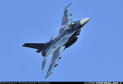 Tiêm kích đa năng Mitsubishi F-2 có ngoại hình tương tự F-16. Bộ 3 chiến đấu cơ chủ lực của Nhật Bản