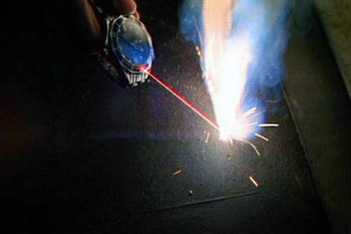 Kèn túi phun lửa (The World Is Not Enough, 1999) Tàu lặn cá sấu (Octopussy, 1983) Vũ khí bắn nổ tung cá mập (Live and Let Die, 1973) Siêu ô tô tàng hình (Die Another Day, 2002) Máy vô tuyến điện hình cái chổi (Licence to Kill, 1989) Đồng hồ chứa vũ khí laser mạnh (GoldenEye, 1995) Va ly nhỏ chứa đầy các vũ khí bí mật (From Russia with Love, 1963) Máy điện thoại di động mở khóa cửa (Tomorrow Never Dies, 1997) Vân tay giả (Diamonds Are Forever, 1971) Ba lô phản lực (Thunderball, 1965) Kèn túi phun lửa (The World Is Not Enough, 1999) Tàu lặn cá sấu (Octopussy, 1983) Vũ khí bắn nổ tung cá mập (Live and Let Die, 1973) Siêu ô tô tàng hình (Die Another Day, 2002) Máy vô tuyến điện hình cái chổi (Licence to Kill, 1989) Đồng hồ chứa vũ khí laser mạnh (GoldenEye, 1995) Va ly nhỏ chứa đầy các vũ khí bí mật (From Russia with Love, 1963) Máy điện thoại di động mở khóa cửa (Tomorrow Never Dies, 1997) Vân tay giả (Diamonds Are Forever, 1971) Ba lô phản lực (Thunderball, 1965)