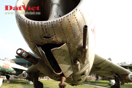 Một chiếc F-4 mang đầy vũ khí. Bộ 3 pháo: 1 pháo 37mm N-37 và 2 pháo 23mm NR-23, vũ khí không chiến của MiG-17. Một chiếc F-4 mang đầy vũ khí. Bộ 3 pháo: 1 pháo 37mm N-37 và 2 pháo 23mm NR-23, vũ khí không chiến của MiG-17.