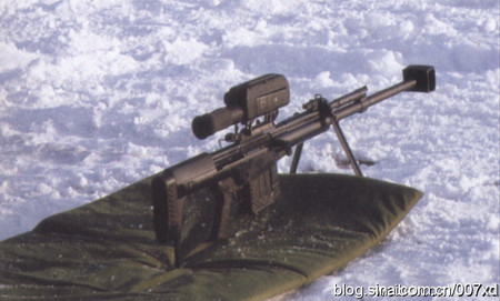 Súng trường bắn tỉa hạng nặng QBU-10 có cỡ nòng 12,7 mm; được thiết kế cho các lực lượng đặc nhiệm và hải quân đánh bộ Trung Quốc với mục đích chống lại các mục tiêu nằm trong tầm bắn khoảng 1.000m, gồm mục tiêu người, các loại xe bọc giáp mỏng, cứ điểm phòng thủ, radar và các thiết bị quan trọng khác của đối phương. QBU-10 sử dụng cơ cấu lên đạn kết hợp giữa trích khí và sử dụng lực giật bằng hệ thống lùi nòng ngắn làm giảm độ giật của súng, tăng độ chính xác. Theo số liệu Trung Quốc công bố, với sơ tốc 825 m/s, độ tản mát đạn của QBU-10 ở cự ly 200 m là 13 cm và cự ly 1.000 m là 18 cm Giống như các loại súng trường hiện đại khác, báng súng của QBU-10 có thể điều chỉnh được độ cao bệ tì má, thuận tiện hơn cho xạ thủ. QBU-10 có loa che lửa cỡ lớn như những khẩu súng bắn tỉa 12,7 mm khác nhưng có cấu tạo khá đơn giản. Súng có hộp tiếp đạn 5 viên. Trên hộp tiếp đạn này người ta cũng khoan những lỗ nhỏ để xạ thủ dễ dàng biết được trong hộp còn bao nhiêu đạn. Giá đỡ súng phía trước được gắn phía trên thân súng, tách rời cụm nòng nhằm tránh ảnh hưởng đến độ chính xác. Mọi khẩu súng QBU-10 đều trang bị kính ngắm quang điện tử, có khả năng phát hiện mục tiêu nhờ tín hiệu hồng ngoại giúp xạ thủ có thể ngắm bắn hiệu quả cả ban ngày và ban đêm. Kính ngắm được gắn với súng bằng hệ ray tương tự hệ piccatinny của phương Tây. Thêm nữa, súng vẫn bố trí hệ thống ngắm đầu ruồi cơ khí dự phòng. Kính ngắm hồng ngoại của QBU-10 Một khẩu QBU-10 với hệ thống kính ngắm hồng ngoại hiện đại khác Súng trường bắn tỉa hạng nặng QBU-10 có cỡ nòng 12,7 mm; được thiết kế cho các lực lượng đặc nhiệm và hải quân đánh bộ Trung Quốc với mục đích chống lại các mục tiêu nằm trong tầm bắn khoảng 1.000m, gồm mục tiêu người, các loại xe bọc giáp mỏng, cứ điểm phòng thủ, radar và các thiết bị quan trọng khác của đối phương. QBU-10 sử dụng cơ cấu lên đạn kết hợp giữa trích khí và sử dụng lực giật bằng hệ thống lùi nòng ngắn làm giảm độ giật của súng, tăng độ chính xác. Theo số liệu Trung Quốc công bố, với sơ tốc 825 m/s, độ tản mát đạn của QBU-10 ở cự ly 200 m là 13 cm và cự ly 1.000 m là 18 cm Giống như các loại súng trường hiện đại khác, báng súng của QBU-10 có thể điều chỉnh được độ cao bệ tì má, thuận tiện hơn cho xạ thủ. QBU-10 có loa che lửa cỡ lớn như những khẩu súng bắn tỉa 12,7 mm khác nhưng có cấu tạo khá đơn giản. Súng có hộp tiếp đạn 5 viên. Trên hộp tiếp đạn này người ta cũng khoan những lỗ nhỏ để xạ thủ dễ dàng biết được trong hộp còn bao nhiêu đạn. Giá đỡ súng phía trước được gắn phía trên thân súng, tách rời cụm nòng nhằm tránh ảnh hưởng đến độ chính xác. Mọi khẩu súng QBU-10 đều trang bị kính ngắm quang điện tử, có khả năng phát hiện mục tiêu nhờ tín hiệu hồng ngoại giúp xạ thủ có thể ngắm bắn hiệu quả cả ban ngày và ban đêm. Kính ngắm được gắn với súng bằng hệ ray tương tự hệ piccatinny của phương Tây. Thêm nữa, súng vẫn bố trí hệ thống ngắm đầu ruồi cơ khí dự phòng. Kính ngắm hồng ngoại của QBU-10 Một khẩu QBU-10 với hệ thống kính ngắm hồng ngoại hiện đại khác