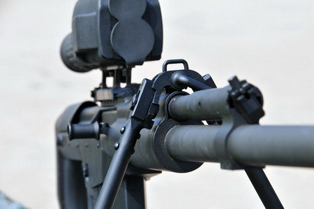 Súng trường bắn tỉa hạng nặng QBU-10 có cỡ nòng 12,7 mm; được thiết kế cho các lực lượng đặc nhiệm và hải quân đánh bộ Trung Quốc với mục đích chống lại các mục tiêu nằm trong tầm bắn khoảng 1.000m, gồm mục tiêu người, các loại xe bọc giáp mỏng, cứ điểm phòng thủ, radar và các thiết bị quan trọng khác của đối phương. QBU-10 sử dụng cơ cấu lên đạn kết hợp giữa trích khí và sử dụng lực giật bằng hệ thống lùi nòng ngắn làm giảm độ giật của súng, tăng độ chính xác. Theo số liệu Trung Quốc công bố, với sơ tốc 825 m/s, độ tản mát đạn của QBU-10 ở cự ly 200 m là 13 cm và cự ly 1.000 m là 18 cm Giống như các loại súng trường hiện đại khác, báng súng của QBU-10 có thể điều chỉnh được độ cao bệ tì má, thuận tiện hơn cho xạ thủ. QBU-10 có loa che lửa cỡ lớn như những khẩu súng bắn tỉa 12,7 mm khác nhưng có cấu tạo khá đơn giản. Súng có hộp tiếp đạn 5 viên. Trên hộp tiếp đạn này người ta cũng khoan những lỗ nhỏ để xạ thủ dễ dàng biết được trong hộp còn bao nhiêu đạn. Giá đỡ súng phía trước được gắn phía trên thân súng, tách rời cụm nòng nhằm tránh ảnh hưởng đến độ chính xác. Mọi khẩu súng QBU-10 đều trang bị kính ngắm quang điện tử, có khả năng phát hiện mục tiêu nhờ tín hiệu hồng ngoại giúp xạ thủ có thể ngắm bắn hiệu quả cả ban ngày và ban đêm. Kính ngắm được gắn với súng bằng hệ ray tương tự hệ piccatinny của phương Tây. Thêm nữa, súng vẫn bố trí hệ thống ngắm đầu ruồi cơ khí dự phòng. Kính ngắm hồng ngoại của QBU-10 Một khẩu QBU-10 với hệ thống kính ngắm hồng ngoại hiện đại khác Súng trường bắn tỉa hạng nặng QBU-10 có cỡ nòng 12,7 mm; được thiết kế cho các lực lượng đặc nhiệm và hải quân đánh bộ Trung Quốc với mục đích chống lại các mục tiêu nằm trong tầm bắn khoảng 1.000m, gồm mục tiêu người, các loại xe bọc giáp mỏng, cứ điểm phòng thủ, radar và các thiết bị quan trọng khác của đối phương. QBU-10 sử dụng cơ cấu lên đạn kết hợp giữa trích khí và sử dụng lực giật bằng hệ thống lùi nòng ngắn làm giảm độ giật của súng, tăng độ chính xác. Theo số liệu Trung Quốc công bố, với sơ tốc 825 m/s, độ tản mát đạn của QBU-10 ở cự ly 200 m là 13 cm và cự ly 1.000 m là 18 cm Giống như các loại súng trường hiện đại khác, báng súng của QBU-10 có thể điều chỉnh được độ cao bệ tì má, thuận tiện hơn cho xạ thủ. QBU-10 có loa che lửa cỡ lớn như những khẩu súng bắn tỉa 12,7 mm khác nhưng có cấu tạo khá đơn giản. Súng có hộp tiếp đạn 5 viên. Trên hộp tiếp đạn này người ta cũng khoan những lỗ nhỏ để xạ thủ dễ dàng biết được trong hộp còn bao nhiêu đạn. Giá đỡ súng phía trước được gắn phía trên thân súng, tách rời cụm nòng nhằm tránh ảnh hưởng đến độ chính xác. Mọi khẩu súng QBU-10 đều trang bị kính ngắm quang điện tử, có khả năng phát hiện mục tiêu nhờ tín hiệu hồng ngoại giúp xạ thủ có thể ngắm bắn hiệu quả cả ban ngày và ban đêm. Kính ngắm được gắn với súng bằng hệ ray tương tự hệ piccatinny của phương Tây. Thêm nữa, súng vẫn bố trí hệ thống ngắm đầu ruồi cơ khí dự phòng. Kính ngắm hồng ngoại của QBU-10 Một khẩu QBU-10 với hệ thống kính ngắm hồng ngoại hiện đại khác