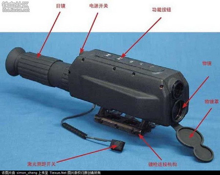 Súng trường bắn tỉa hạng nặng QBU-10 có cỡ nòng 12,7 mm; được thiết kế cho các lực lượng đặc nhiệm và hải quân đánh bộ Trung Quốc với mục đích chống lại các mục tiêu nằm trong tầm bắn khoảng 1.000m, gồm mục tiêu người, các loại xe bọc giáp mỏng, cứ điểm phòng thủ, radar và các thiết bị quan trọng khác của đối phương. QBU-10 sử dụng cơ cấu lên đạn kết hợp giữa trích khí và sử dụng lực giật bằng hệ thống lùi nòng ngắn làm giảm độ giật của súng, tăng độ chính xác. Theo số liệu Trung Quốc công bố, với sơ tốc 825 m/s, độ tản mát đạn của QBU-10 ở cự ly 200 m là 13 cm và cự ly 1.000 m là 18 cm Giống như các loại súng trường hiện đại khác, báng súng của QBU-10 có thể điều chỉnh được độ cao bệ tì má, thuận tiện hơn cho xạ thủ. QBU-10 có loa che lửa cỡ lớn như những khẩu súng bắn tỉa 12,7 mm khác nhưng có cấu tạo khá đơn giản. Súng có hộp tiếp đạn 5 viên. Trên hộp tiếp đạn này người ta cũng khoan những lỗ nhỏ để xạ thủ dễ dàng biết được trong hộp còn bao nhiêu đạn. Giá đỡ súng phía trước được gắn phía trên thân súng, tách rời cụm nòng nhằm tránh ảnh hưởng đến độ chính xác. Mọi khẩu súng QBU-10 đều trang bị kính ngắm quang điện tử, có khả năng phát hiện mục tiêu nhờ tín hiệu hồng ngoại giúp xạ thủ có thể ngắm bắn hiệu quả cả ban ngày và ban đêm. Kính ngắm được gắn với súng bằng hệ ray tương tự hệ piccatinny của phương Tây. Thêm nữa, súng vẫn bố trí hệ thống ngắm đầu ruồi cơ khí dự phòng. Kính ngắm hồng ngoại của QBU-10 Một khẩu QBU-10 với hệ thống kính ngắm hồng ngoại hiện đại khác Súng trường bắn tỉa hạng nặng QBU-10 có cỡ nòng 12,7 mm; được thiết kế cho các lực lượng đặc nhiệm và hải quân đánh bộ Trung Quốc với mục đích chống lại các mục tiêu nằm trong tầm bắn khoảng 1.000m, gồm mục tiêu người, các loại xe bọc giáp mỏng, cứ điểm phòng thủ, radar và các thiết bị quan trọng khác của đối phương. QBU-10 sử dụng cơ cấu lên đạn kết hợp giữa trích khí và sử dụng lực giật bằng hệ thống lùi nòng ngắn làm giảm độ giật của súng, tăng độ chính xác. Theo số liệu Trung Quốc công bố, với sơ tốc 825 m/s, độ tản mát đạn của QBU-10 ở cự ly 200 m là 13 cm và cự ly 1.000 m là 18 cm Giống như các loại súng trường hiện đại khác, báng súng của QBU-10 có thể điều chỉnh được độ cao bệ tì má, thuận tiện hơn cho xạ thủ. QBU-10 có loa che lửa cỡ lớn như những khẩu súng bắn tỉa 12,7 mm khác nhưng có cấu tạo khá đơn giản. Súng có hộp tiếp đạn 5 viên. Trên hộp tiếp đạn này người ta cũng khoan những lỗ nhỏ để xạ thủ dễ dàng biết được trong hộp còn bao nhiêu đạn. Giá đỡ súng phía trước được gắn phía trên thân súng, tách rời cụm nòng nhằm tránh ảnh hưởng đến độ chính xác. Mọi khẩu súng QBU-10 đều trang bị kính ngắm quang điện tử, có khả năng phát hiện mục tiêu nhờ tín hiệu hồng ngoại giúp xạ thủ có thể ngắm bắn hiệu quả cả ban ngày và ban đêm. Kính ngắm được gắn với súng bằng hệ ray tương tự hệ piccatinny của phương Tây. Thêm nữa, súng vẫn bố trí hệ thống ngắm đầu ruồi cơ khí dự phòng. Kính ngắm hồng ngoại của QBU-10 Một khẩu QBU-10 với hệ thống kính ngắm hồng ngoại hiện đại khác