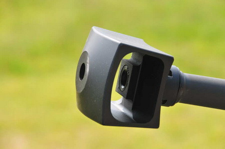 Súng trường bắn tỉa hạng nặng QBU-10 có cỡ nòng 12,7 mm; được thiết kế cho các lực lượng đặc nhiệm và hải quân đánh bộ Trung Quốc với mục đích chống lại các mục tiêu nằm trong tầm bắn khoảng 1.000m, gồm mục tiêu người, các loại xe bọc giáp mỏng, cứ điểm phòng thủ, radar và các thiết bị quan trọng khác của đối phương. QBU-10 sử dụng cơ cấu lên đạn kết hợp giữa trích khí và sử dụng lực giật bằng hệ thống lùi nòng ngắn làm giảm độ giật của súng, tăng độ chính xác. Theo số liệu Trung Quốc công bố, với sơ tốc 825 m/s, độ tản mát đạn của QBU-10 ở cự ly 200 m là 13 cm và cự ly 1.000 m là 18 cm Giống như các loại súng trường hiện đại khác, báng súng của QBU-10 có thể điều chỉnh được độ cao bệ tì má, thuận tiện hơn cho xạ thủ. QBU-10 có loa che lửa cỡ lớn như những khẩu súng bắn tỉa 12,7 mm khác nhưng có cấu tạo khá đơn giản. Súng có hộp tiếp đạn 5 viên. Trên hộp tiếp đạn này người ta cũng khoan những lỗ nhỏ để xạ thủ dễ dàng biết được trong hộp còn bao nhiêu đạn. Giá đỡ súng phía trước được gắn phía trên thân súng, tách rời cụm nòng nhằm tránh ảnh hưởng đến độ chính xác. Mọi khẩu súng QBU-10 đều trang bị kính ngắm quang điện tử, có khả năng phát hiện mục tiêu nhờ tín hiệu hồng ngoại giúp xạ thủ có thể ngắm bắn hiệu quả cả ban ngày và ban đêm. Kính ngắm được gắn với súng bằng hệ ray tương tự hệ piccatinny của phương Tây. Thêm nữa, súng vẫn bố trí hệ thống ngắm đầu ruồi cơ khí dự phòng. Kính ngắm hồng ngoại của QBU-10 Một khẩu QBU-10 với hệ thống kính ngắm hồng ngoại hiện đại khác Súng trường bắn tỉa hạng nặng QBU-10 có cỡ nòng 12,7 mm; được thiết kế cho các lực lượng đặc nhiệm và hải quân đánh bộ Trung Quốc với mục đích chống lại các mục tiêu nằm trong tầm bắn khoảng 1.000m, gồm mục tiêu người, các loại xe bọc giáp mỏng, cứ điểm phòng thủ, radar và các thiết bị quan trọng khác của đối phương. QBU-10 sử dụng cơ cấu lên đạn kết hợp giữa trích khí và sử dụng lực giật bằng hệ thống lùi nòng ngắn làm giảm độ giật của súng, tăng độ chính xác. Theo số liệu Trung Quốc công bố, với sơ tốc 825 m/s, độ tản mát đạn của QBU-10 ở cự ly 200 m là 13 cm và cự ly 1.000 m là 18 cm Giống như các loại súng trường hiện đại khác, báng súng của QBU-10 có thể điều chỉnh được độ cao bệ tì má, thuận tiện hơn cho xạ thủ. QBU-10 có loa che lửa cỡ lớn như những khẩu súng bắn tỉa 12,7 mm khác nhưng có cấu tạo khá đơn giản. Súng có hộp tiếp đạn 5 viên. Trên hộp tiếp đạn này người ta cũng khoan những lỗ nhỏ để xạ thủ dễ dàng biết được trong hộp còn bao nhiêu đạn. Giá đỡ súng phía trước được gắn phía trên thân súng, tách rời cụm nòng nhằm tránh ảnh hưởng đến độ chính xác. Mọi khẩu súng QBU-10 đều trang bị kính ngắm quang điện tử, có khả năng phát hiện mục tiêu nhờ tín hiệu hồng ngoại giúp xạ thủ có thể ngắm bắn hiệu quả cả ban ngày và ban đêm. Kính ngắm được gắn với súng bằng hệ ray tương tự hệ piccatinny của phương Tây. Thêm nữa, súng vẫn bố trí hệ thống ngắm đầu ruồi cơ khí dự phòng. Kính ngắm hồng ngoại của QBU-10 Một khẩu QBU-10 với hệ thống kính ngắm hồng ngoại hiện đại khác