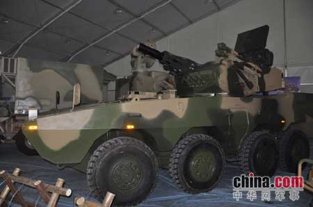 Đạn tên lửa của hệ thống tên lửa đạn đạo chiến thuật tầm ngắn SY-400, đây là hệ thống được dành cho xuất khẩu. Hệ thống pháo tích hợp tên lửa đối không FK-1000 mới, đây là hệ thống lần đầu tiên xuất hiện. Mẫu tên lửa chống radar LD-10 được phát triển trên cơ sở tên lửa đối không tầm trung PL-12. Mẫu tên lửa được đặt tên là BP-12A này chưa từng xuất hiện trước đó, có thể đây là một mẫu mới phát triển. Dựa theo poster quảng cáo phía sau thì đây là một loại tên lửa không đối đất. Đạn tên lửa của hệ thống tên lửa đối không tầm xa FD-2000 biến thể xuất khẩu của hệ thống HQ-9. Mẫu bom thông minh dẫn hướng laser mới. Bom thông minh dẫn bằng laser FT-3A. Bom thông minh dẫn hướng laser/GPS TL-250. Tên lửa đối không KS-1000 mới, loại tên lửa này lần đầu xuất hiện tại triển lãm này. Hệ thống pháo bắn nhanh tích hợp tên lửa đối không FN-6 lần đầu xuất hiện tại Chu Hải Airshow. Mẫu trực thăng không người lái mới, hình ảnh này gợi nhiều liên tưởng đến trực thăng S-97 Raider của Mỹ.
