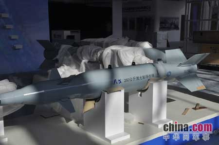 Đạn tên lửa của hệ thống tên lửa đạn đạo chiến thuật tầm ngắn SY-400, đây là hệ thống được dành cho xuất khẩu. Hệ thống pháo tích hợp tên lửa đối không FK-1000 mới, đây là hệ thống lần đầu tiên xuất hiện. Mẫu tên lửa chống radar LD-10 được phát triển trên cơ sở tên lửa đối không tầm trung PL-12. Mẫu tên lửa được đặt tên là BP-12A này chưa từng xuất hiện trước đó, có thể đây là một mẫu mới phát triển. Dựa theo poster quảng cáo phía sau thì đây là một loại tên lửa không đối đất. Đạn tên lửa của hệ thống tên lửa đối không tầm xa FD-2000 biến thể xuất khẩu của hệ thống HQ-9. Mẫu bom thông minh dẫn hướng laser mới. Bom thông minh dẫn bằng laser FT-3A. Bom thông minh dẫn hướng laser/GPS TL-250. Tên lửa đối không KS-1000 mới, loại tên lửa này lần đầu xuất hiện tại triển lãm này. Hệ thống pháo bắn nhanh tích hợp tên lửa đối không FN-6 lần đầu xuất hiện tại Chu Hải Airshow. Mẫu trực thăng không người lái mới, hình ảnh này gợi nhiều liên tưởng đến trực thăng S-97 Raider của Mỹ.