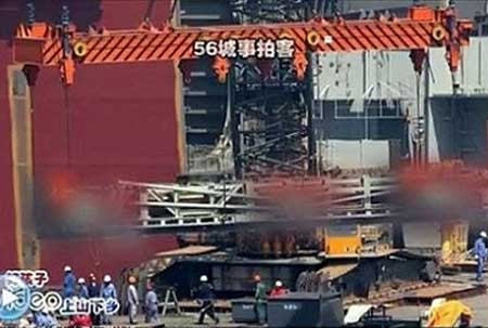 Thiết bị được cho là bộ phận hãm đà cho dây cáp được lắp đặt trên tàu sân bay Liêu Ninh.