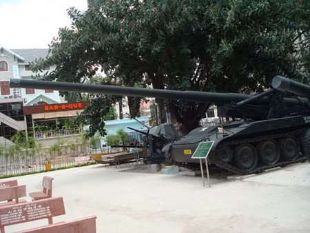 M-107 tại Bảo tàng chứng tích chiến tranh.
