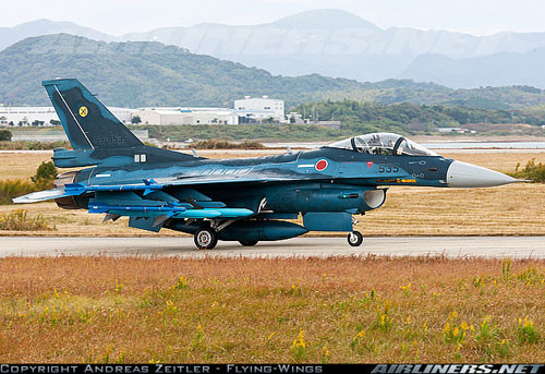 Tiêm kích F-2 mang 4 quả tên lửa đối không tầm ngắn AAM-3 và 4 quả đối không tầm trung AAM-4. Bộ 3 chiến đấu cơ chủ lực của Nhật Bản