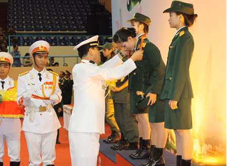 Trung tá Kim Chan Hu, Trưởng Đoàn Taekwondo Quân đội Hàn Quốc trao HCV nội dung quyền đồng đội nữ cho các võ sỹ Quân đội nhân dân Việt Nam. HCV: Quân đội nhân dân Việt Nam; HCB: Quân đội Venezuela.
