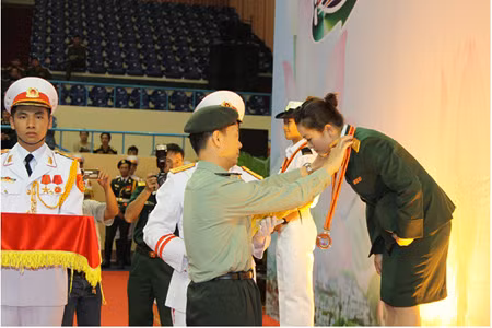 Đại tá Wang Jing, Trưởng Đoàn Taekwondo Quân đội Trung Quốc trao HCV cho Võ sỹ Phạm Hoàng Phương Linh (Quân đội nhân dân Việt Nam). HCV: võ sỹ Phạm Hoàng Phương Linh (Quân đội nhân dânViệt Nam); HCB: võ sỹ Yvette Yong (Quân đội Canada); HCĐ: võ sỹ Nabila Amalia (Quân đội Indonesia).