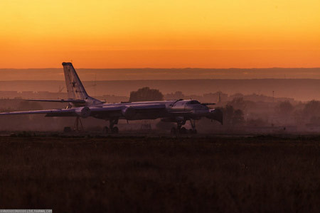 Ngày nay, chiếc máy bay này vẫn hoạt động 2-3 lần/tuần. Giống với B-52 của Mỹ, Tu-95 sử dụng động cơ cánh quạt. Tuy nhiên, động cơ NK-12 trang bị cho Tu-95 được đánh giá là động cơ cánh quạt mạnh nhất thế giới. Chưa nước nào tạo ra một loại động cơ mạnh hơn NK-12. Khác với Tu-95, Tu-160 là máy bay sử dung động cơ phản lực. Trong ảnh, chiếc Tu-160 mang tên Valery Chkalov đang thực hiện bài tập bay thường kỳ. Động cơ của Tu-160 cũng được xếp vào loại loại lớn nhất và mạnh nhất thế giới. Đội ngũ kỹ thuật thực hiện các công tác kiểm tra định kỳ, đảm bảo an toàn trước mỗi chuyến bay. Đưa xe kéo vào khoang máy bay. Chiếc Tu-160 mang tên Vasily Senko. Nạp nhiên liệu trước khi cất cánh. Một chiếc Tu-95 MS chìm trong ánh hoàng hôn ở căn cứu Engels. Chiếc Tu-160 bay trên bầu trời căn cứ không quân Engels. Tu-95 MS bay qua Quảng trường Đỏ ở Moscow trong Ngày Chiến thắng (19/5). So với những năm 1990, những phương tiện này được tập dượt nhiều hơn và đó là điều nên làm, giống như những chú chim thì phải bay vậy.