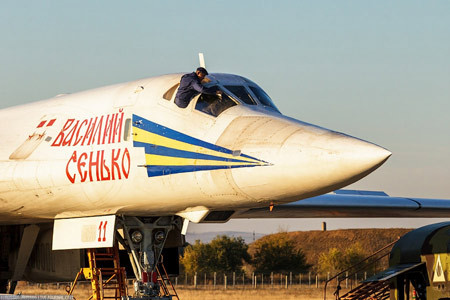 Ngày nay, chiếc máy bay này vẫn hoạt động 2-3 lần/tuần. Giống với B-52 của Mỹ, Tu-95 sử dụng động cơ cánh quạt. Tuy nhiên, động cơ NK-12 trang bị cho Tu-95 được đánh giá là động cơ cánh quạt mạnh nhất thế giới. Chưa nước nào tạo ra một loại động cơ mạnh hơn NK-12. Khác với Tu-95, Tu-160 là máy bay sử dung động cơ phản lực. Trong ảnh, chiếc Tu-160 mang tên Valery Chkalov đang thực hiện bài tập bay thường kỳ. Động cơ của Tu-160 cũng được xếp vào loại loại lớn nhất và mạnh nhất thế giới. Đội ngũ kỹ thuật thực hiện các công tác kiểm tra định kỳ, đảm bảo an toàn trước mỗi chuyến bay. Đưa xe kéo vào khoang máy bay. Chiếc Tu-160 mang tên Vasily Senko. Nạp nhiên liệu trước khi cất cánh. Một chiếc Tu-95 MS chìm trong ánh hoàng hôn ở căn cứu Engels. Chiếc Tu-160 bay trên bầu trời căn cứ không quân Engels. Tu-95 MS bay qua Quảng trường Đỏ ở Moscow trong Ngày Chiến thắng (19/5). So với những năm 1990, những phương tiện này được tập dượt nhiều hơn và đó là điều nên làm, giống như những chú chim thì phải bay vậy.