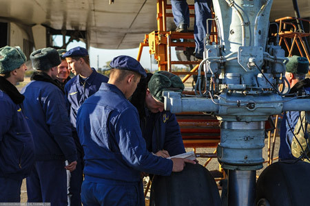 Ngày nay, chiếc máy bay này vẫn hoạt động 2-3 lần/tuần. Giống với B-52 của Mỹ, Tu-95 sử dụng động cơ cánh quạt. Tuy nhiên, động cơ NK-12 trang bị cho Tu-95 được đánh giá là động cơ cánh quạt mạnh nhất thế giới. Chưa nước nào tạo ra một loại động cơ mạnh hơn NK-12. Khác với Tu-95, Tu-160 là máy bay sử dung động cơ phản lực. Trong ảnh, chiếc Tu-160 mang tên Valery Chkalov đang thực hiện bài tập bay thường kỳ. Động cơ của Tu-160 cũng được xếp vào loại loại lớn nhất và mạnh nhất thế giới. Đội ngũ kỹ thuật thực hiện các công tác kiểm tra định kỳ, đảm bảo an toàn trước mỗi chuyến bay. Đưa xe kéo vào khoang máy bay. Chiếc Tu-160 mang tên Vasily Senko. Nạp nhiên liệu trước khi cất cánh. Một chiếc Tu-95 MS chìm trong ánh hoàng hôn ở căn cứu Engels. Chiếc Tu-160 bay trên bầu trời căn cứ không quân Engels. Tu-95 MS bay qua Quảng trường Đỏ ở Moscow trong Ngày Chiến thắng (19/5). So với những năm 1990, những phương tiện này được tập dượt nhiều hơn và đó là điều nên làm, giống như những chú chim thì phải bay vậy.