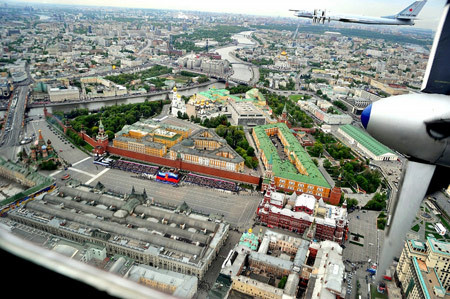 Ngày nay, chiếc máy bay này vẫn hoạt động 2-3 lần/tuần. Giống với B-52 của Mỹ, Tu-95 sử dụng động cơ cánh quạt. Tuy nhiên, động cơ NK-12 trang bị cho Tu-95 được đánh giá là động cơ cánh quạt mạnh nhất thế giới. Chưa nước nào tạo ra một loại động cơ mạnh hơn NK-12. Khác với Tu-95, Tu-160 là máy bay sử dung động cơ phản lực. Trong ảnh, chiếc Tu-160 mang tên Valery Chkalov đang thực hiện bài tập bay thường kỳ. Động cơ của Tu-160 cũng được xếp vào loại loại lớn nhất và mạnh nhất thế giới. Đội ngũ kỹ thuật thực hiện các công tác kiểm tra định kỳ, đảm bảo an toàn trước mỗi chuyến bay. Đưa xe kéo vào khoang máy bay. Chiếc Tu-160 mang tên Vasily Senko. Nạp nhiên liệu trước khi cất cánh. Một chiếc Tu-95 MS chìm trong ánh hoàng hôn ở căn cứu Engels. Chiếc Tu-160 bay trên bầu trời căn cứ không quân Engels. Tu-95 MS bay qua Quảng trường Đỏ ở Moscow trong Ngày Chiến thắng (19/5). So với những năm 1990, những phương tiện này được tập dượt nhiều hơn và đó là điều nên làm, giống như những chú chim thì phải bay vậy.