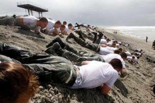 Lực lượng Navy SEAL số 6 từng tiêu diệt trùm khủng bố bin Laden. Họ thường được Chính phủ giao cho những nhiệm vụ vô cùng khó khăn và đã lập nên những chiến tích lớn cho Mỹ. Những nhân vật tinh nhuệ trong lực lượng biệt kích hải quân Mỹ. Navy SEAL trong bài tập với sóng biển đại dương. Những binh sĩ trong Navy SEAL nằm trong nước lạnh cắt da cắt thịt ở một bãi biển thuộc Coronado, California. Một bài tập của Navy SEAL. Hai đặc nhiệm Navy SEAL tập luyện ở Lake Worth, Florida. Các đặc nhiệm Navy SEAL trải qua tuần địa ngục khó khăn, bao gồm 132 giờ tập luyện gian khổ. Navy SEAL tập luyện trên bãi cát. Một trong những bài tập dưới nước của Navy SEAL, họ bị trói chân, trói tay khi luyện tập. Bài tập chịu hơi cay của lực lượng tinh nhuệ Navy SEAL. Có những lúc phải ngụy trang như thế này. Xem biệt kích hải quân Mỹ khổ luyện