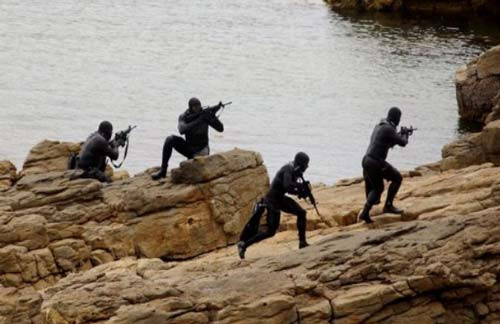 Lực lượng Navy SEAL số 6 từng tiêu diệt trùm khủng bố bin Laden. Họ thường được Chính phủ giao cho những nhiệm vụ vô cùng khó khăn và đã lập nên những chiến tích lớn cho Mỹ. Những nhân vật tinh nhuệ trong lực lượng biệt kích hải quân Mỹ. Navy SEAL trong bài tập với sóng biển đại dương. Những binh sĩ trong Navy SEAL nằm trong nước lạnh cắt da cắt thịt ở một bãi biển thuộc Coronado, California. Một bài tập của Navy SEAL. Hai đặc nhiệm Navy SEAL tập luyện ở Lake Worth, Florida. Các đặc nhiệm Navy SEAL trải qua tuần địa ngục khó khăn, bao gồm 132 giờ tập luyện gian khổ. Navy SEAL tập luyện trên bãi cát. Một trong những bài tập dưới nước của Navy SEAL, họ bị trói chân, trói tay khi luyện tập. Bài tập chịu hơi cay của lực lượng tinh nhuệ Navy SEAL. Có những lúc phải ngụy trang như thế này. Xem biệt kích hải quân Mỹ khổ luyện