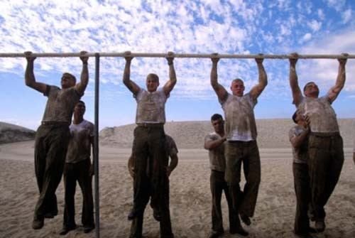 Lực lượng Navy SEAL số 6 từng tiêu diệt trùm khủng bố bin Laden. Họ thường được Chính phủ giao cho những nhiệm vụ vô cùng khó khăn và đã lập nên những chiến tích lớn cho Mỹ. Những nhân vật tinh nhuệ trong lực lượng biệt kích hải quân Mỹ. Navy SEAL trong bài tập với sóng biển đại dương. Những binh sĩ trong Navy SEAL nằm trong nước lạnh cắt da cắt thịt ở một bãi biển thuộc Coronado, California. Một bài tập của Navy SEAL. Hai đặc nhiệm Navy SEAL tập luyện ở Lake Worth, Florida. Các đặc nhiệm Navy SEAL trải qua tuần địa ngục khó khăn, bao gồm 132 giờ tập luyện gian khổ. Navy SEAL tập luyện trên bãi cát. Một trong những bài tập dưới nước của Navy SEAL, họ bị trói chân, trói tay khi luyện tập. Bài tập chịu hơi cay của lực lượng tinh nhuệ Navy SEAL. Có những lúc phải ngụy trang như thế này. Xem biệt kích hải quân Mỹ khổ luyện