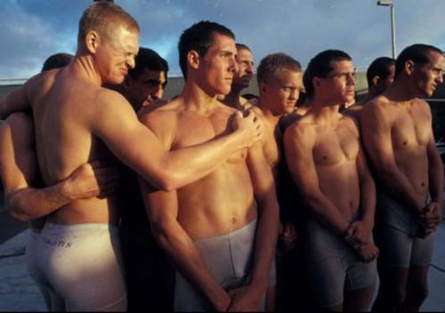 Lực lượng Navy SEAL số 6 từng tiêu diệt trùm khủng bố bin Laden. Họ thường được Chính phủ giao cho những nhiệm vụ vô cùng khó khăn và đã lập nên những chiến tích lớn cho Mỹ. Những nhân vật tinh nhuệ trong lực lượng biệt kích hải quân Mỹ. Navy SEAL trong bài tập với sóng biển đại dương. Những binh sĩ trong Navy SEAL nằm trong nước lạnh cắt da cắt thịt ở một bãi biển thuộc Coronado, California. Một bài tập của Navy SEAL. Hai đặc nhiệm Navy SEAL tập luyện ở Lake Worth, Florida. Các đặc nhiệm Navy SEAL trải qua tuần địa ngục khó khăn, bao gồm 132 giờ tập luyện gian khổ. Navy SEAL tập luyện trên bãi cát. Một trong những bài tập dưới nước của Navy SEAL, họ bị trói chân, trói tay khi luyện tập. Bài tập chịu hơi cay của lực lượng tinh nhuệ Navy SEAL. Có những lúc phải ngụy trang như thế này. Xem biệt kích hải quân Mỹ khổ luyện