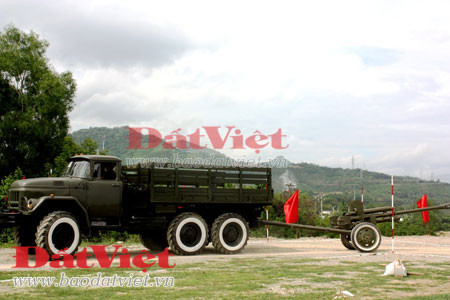 Trước giờ xuất phát. Bài thi lái Zil-131 kéo pháo. Căn chỉnh khi lên dốc nhỏ. Nếu chỉ đi "một mình" bài thi vượt qua mốc này khá đơn giản, nhưng với việc kéo theo khẩu pháo làm bài thi này trở nên hết sức phức tạp đòi hỏi lái xe tập trung cao độ. Tiến vào hầm pháo. Người lái xe kiêm luôn kỹ thuật. Nhưng khi ra khỏi hầm pháo, "thí sinh" này gặp lỗi phạm qui ở bài khác. Khuôn mặt căng thẳng "thí sinh" thi lái xe quân sự. Cánh lái xe chở khách quân sự vượt qua các bài thi: tiến và lùi vào bãi đỗ; xử lý các khúc cua khó... Lái xe vận tải Zil-130 trong bài thi xử lý đoạn cua khó. Trước giờ xuất phát. Bài thi lái Zil-131 kéo pháo. Căn chỉnh khi lên dốc nhỏ. Nếu chỉ đi "một mình" bài thi vượt qua mốc này khá đơn giản, nhưng với việc kéo theo khẩu pháo làm bài thi này trở nên hết sức phức tạp đòi hỏi lái xe tập trung cao độ. Tiến vào hầm pháo. Người lái xe kiêm luôn kỹ thuật. Nhưng khi ra khỏi hầm pháo, "thí sinh" này gặp lỗi phạm qui ở bài khác. Khuôn mặt căng thẳng "thí sinh" thi lái xe quân sự. Cánh lái xe chở khách quân sự vượt qua các bài thi: tiến và lùi vào bãi đỗ; xử lý các khúc cua khó... Lái xe vận tải Zil-130 trong bài thi xử lý đoạn cua khó.