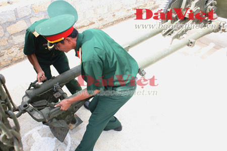 Trước giờ xuất phát. Bài thi lái Zil-131 kéo pháo. Căn chỉnh khi lên dốc nhỏ. Nếu chỉ đi "một mình" bài thi vượt qua mốc này khá đơn giản, nhưng với việc kéo theo khẩu pháo làm bài thi này trở nên hết sức phức tạp đòi hỏi lái xe tập trung cao độ. Tiến vào hầm pháo. Người lái xe kiêm luôn kỹ thuật. Nhưng khi ra khỏi hầm pháo, "thí sinh" này gặp lỗi phạm qui ở bài khác. Khuôn mặt căng thẳng "thí sinh" thi lái xe quân sự. Cánh lái xe chở khách quân sự vượt qua các bài thi: tiến và lùi vào bãi đỗ; xử lý các khúc cua khó... Lái xe vận tải Zil-130 trong bài thi xử lý đoạn cua khó. Trước giờ xuất phát. Bài thi lái Zil-131 kéo pháo. Căn chỉnh khi lên dốc nhỏ. Nếu chỉ đi "một mình" bài thi vượt qua mốc này khá đơn giản, nhưng với việc kéo theo khẩu pháo làm bài thi này trở nên hết sức phức tạp đòi hỏi lái xe tập trung cao độ. Tiến vào hầm pháo. Người lái xe kiêm luôn kỹ thuật. Nhưng khi ra khỏi hầm pháo, "thí sinh" này gặp lỗi phạm qui ở bài khác. Khuôn mặt căng thẳng "thí sinh" thi lái xe quân sự. Cánh lái xe chở khách quân sự vượt qua các bài thi: tiến và lùi vào bãi đỗ; xử lý các khúc cua khó... Lái xe vận tải Zil-130 trong bài thi xử lý đoạn cua khó.