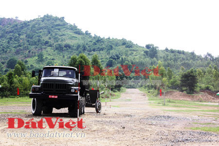 Trước giờ xuất phát. Bài thi lái Zil-131 kéo pháo. Căn chỉnh khi lên dốc nhỏ. Nếu chỉ đi "một mình" bài thi vượt qua mốc này khá đơn giản, nhưng với việc kéo theo khẩu pháo làm bài thi này trở nên hết sức phức tạp đòi hỏi lái xe tập trung cao độ. Tiến vào hầm pháo. Người lái xe kiêm luôn kỹ thuật. Nhưng khi ra khỏi hầm pháo, "thí sinh" này gặp lỗi phạm qui ở bài khác. Khuôn mặt căng thẳng "thí sinh" thi lái xe quân sự. Cánh lái xe chở khách quân sự vượt qua các bài thi: tiến và lùi vào bãi đỗ; xử lý các khúc cua khó... Lái xe vận tải Zil-130 trong bài thi xử lý đoạn cua khó. Trước giờ xuất phát. Bài thi lái Zil-131 kéo pháo. Căn chỉnh khi lên dốc nhỏ. Nếu chỉ đi "một mình" bài thi vượt qua mốc này khá đơn giản, nhưng với việc kéo theo khẩu pháo làm bài thi này trở nên hết sức phức tạp đòi hỏi lái xe tập trung cao độ. Tiến vào hầm pháo. Người lái xe kiêm luôn kỹ thuật. Nhưng khi ra khỏi hầm pháo, "thí sinh" này gặp lỗi phạm qui ở bài khác. Khuôn mặt căng thẳng "thí sinh" thi lái xe quân sự. Cánh lái xe chở khách quân sự vượt qua các bài thi: tiến và lùi vào bãi đỗ; xử lý các khúc cua khó... Lái xe vận tải Zil-130 trong bài thi xử lý đoạn cua khó.