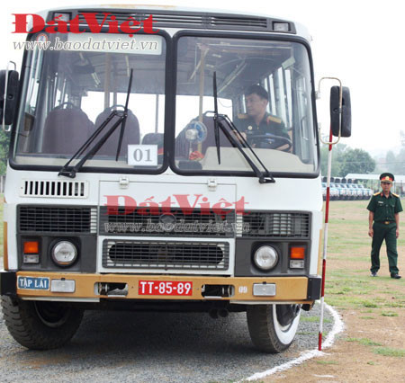 Trước giờ xuất phát. Bài thi lái Zil-131 kéo pháo. Căn chỉnh khi lên dốc nhỏ. Nếu chỉ đi "một mình" bài thi vượt qua mốc này khá đơn giản, nhưng với việc kéo theo khẩu pháo làm bài thi này trở nên hết sức phức tạp đòi hỏi lái xe tập trung cao độ. Tiến vào hầm pháo. Người lái xe kiêm luôn kỹ thuật. Nhưng khi ra khỏi hầm pháo, "thí sinh" này gặp lỗi phạm qui ở bài khác. Khuôn mặt căng thẳng "thí sinh" thi lái xe quân sự. Cánh lái xe chở khách quân sự vượt qua các bài thi: tiến và lùi vào bãi đỗ; xử lý các khúc cua khó... Lái xe vận tải Zil-130 trong bài thi xử lý đoạn cua khó. Trước giờ xuất phát. Bài thi lái Zil-131 kéo pháo. Căn chỉnh khi lên dốc nhỏ. Nếu chỉ đi "một mình" bài thi vượt qua mốc này khá đơn giản, nhưng với việc kéo theo khẩu pháo làm bài thi này trở nên hết sức phức tạp đòi hỏi lái xe tập trung cao độ. Tiến vào hầm pháo. Người lái xe kiêm luôn kỹ thuật. Nhưng khi ra khỏi hầm pháo, "thí sinh" này gặp lỗi phạm qui ở bài khác. Khuôn mặt căng thẳng "thí sinh" thi lái xe quân sự. Cánh lái xe chở khách quân sự vượt qua các bài thi: tiến và lùi vào bãi đỗ; xử lý các khúc cua khó... Lái xe vận tải Zil-130 trong bài thi xử lý đoạn cua khó.