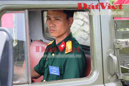 Trước giờ xuất phát. Bài thi lái Zil-131 kéo pháo. Căn chỉnh khi lên dốc nhỏ. Nếu chỉ đi "một mình" bài thi vượt qua mốc này khá đơn giản, nhưng với việc kéo theo khẩu pháo làm bài thi này trở nên hết sức phức tạp đòi hỏi lái xe tập trung cao độ. Tiến vào hầm pháo. Người lái xe kiêm luôn kỹ thuật. Nhưng khi ra khỏi hầm pháo, "thí sinh" này gặp lỗi phạm qui ở bài khác. Khuôn mặt căng thẳng "thí sinh" thi lái xe quân sự. Cánh lái xe chở khách quân sự vượt qua các bài thi: tiến và lùi vào bãi đỗ; xử lý các khúc cua khó... Lái xe vận tải Zil-130 trong bài thi xử lý đoạn cua khó. Trước giờ xuất phát. Bài thi lái Zil-131 kéo pháo. Căn chỉnh khi lên dốc nhỏ. Nếu chỉ đi "một mình" bài thi vượt qua mốc này khá đơn giản, nhưng với việc kéo theo khẩu pháo làm bài thi này trở nên hết sức phức tạp đòi hỏi lái xe tập trung cao độ. Tiến vào hầm pháo. Người lái xe kiêm luôn kỹ thuật. Nhưng khi ra khỏi hầm pháo, "thí sinh" này gặp lỗi phạm qui ở bài khác. Khuôn mặt căng thẳng "thí sinh" thi lái xe quân sự. Cánh lái xe chở khách quân sự vượt qua các bài thi: tiến và lùi vào bãi đỗ; xử lý các khúc cua khó... Lái xe vận tải Zil-130 trong bài thi xử lý đoạn cua khó.