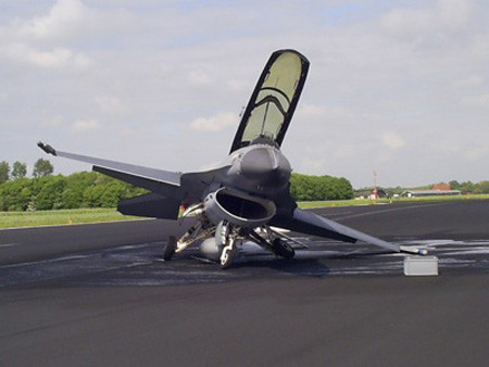 F-16 bị "hôn đất" và "rụng mũi". 2 chiếc F-16 "gãy chân" trên đường băng. 3 chiếc F-16 phơi bụng. Một chiếc F-16 của Không quân Israel tiếp đất bằng bụng. F-16 bị "hôn đất" và "rụng mũi". 2 chiếc F-16 "gãy chân" trên đường băng. 3 chiếc F-16 phơi bụng. Một chiếc F-16 của Không quân Israel tiếp đất bằng bụng.