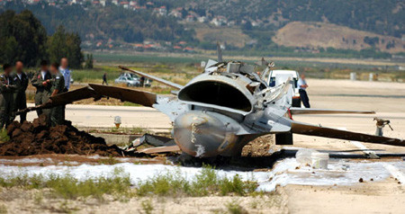 F-16 bị "hôn đất" và "rụng mũi". 2 chiếc F-16 "gãy chân" trên đường băng. 3 chiếc F-16 phơi bụng. Một chiếc F-16 của Không quân Israel tiếp đất bằng bụng. F-16 bị "hôn đất" và "rụng mũi". 2 chiếc F-16 "gãy chân" trên đường băng. 3 chiếc F-16 phơi bụng. Một chiếc F-16 của Không quân Israel tiếp đất bằng bụng.