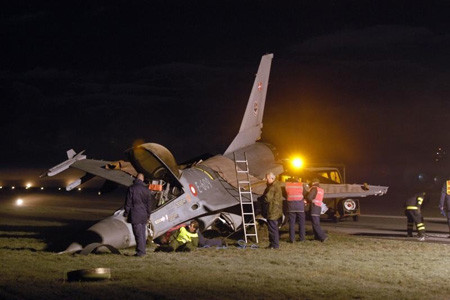 F-16 bị "hôn đất" và "rụng mũi". 2 chiếc F-16 "gãy chân" trên đường băng. 3 chiếc F-16 phơi bụng. Một chiếc F-16 của Không quân Israel tiếp đất bằng bụng. F-16 bị "hôn đất" và "rụng mũi". 2 chiếc F-16 "gãy chân" trên đường băng. 3 chiếc F-16 phơi bụng. Một chiếc F-16 của Không quân Israel tiếp đất bằng bụng.