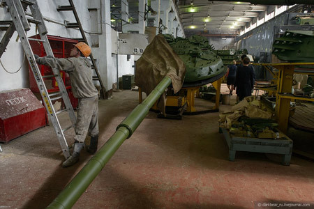 Cận cảnh xưởng sửa chữa tăng - thiết giáp Nga ảnh 10