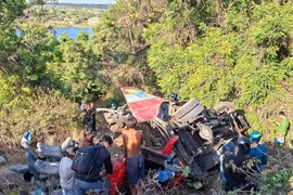 Xe 24 chỗ chở nhóm thợ lặn lao xuống vực sâu làm 4 người thiệt mạng