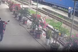 Nhân viên đường sắt kịp thời kéo bà cụ khỏi đường ray khi tàu lao tới