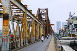 Sự cố đứt bản thép cầu Long Biên đã sửa chữa xong, tàu qua cầu bình thường