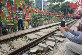 Hà Nội đề nghị dừng chạy tàu đường sắt xuyên tâm qua khu vực phố cà phê