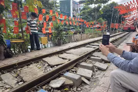 Hà Nội đề nghị dừng chạy tàu đường sắt xuyên tâm qua khu vực phố cà phê