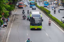 Xe buýt điện cỡ trung lần đầu lăn bánh trên phố Hà Nội