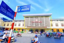 Rào chắn theo từng đoạn trên đường Lê Duẩn và Đặng Văn Ngữ để thi công chống ngập