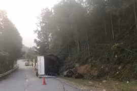 Xe tải bị lật trên đèo Vi Ô Lắk làm 2 người chết