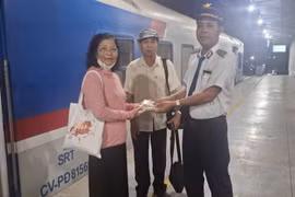 Trao lại 30 triệu đồng cho nữ hành khách bỏ quên trên tàu SE21