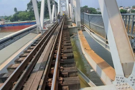 Khẩn trương đánh giá mức độ an toàn của cầu Ghềnh sau vụ sà lan va chạm 