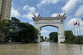 Rào chắn đường Xuân Tảo để thi công tuyến thoát nước khu đô thị Tây Hồ Tây