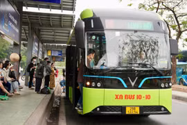 Thêm 53 xe buýt điện cỡ trung bình được đưa vào khai thác trên 3 tuyến