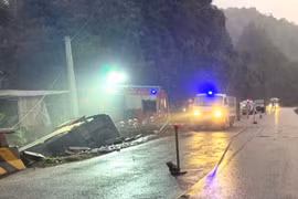 Ba người tử vong trong vụ xe khách bị lật ở Sơn La