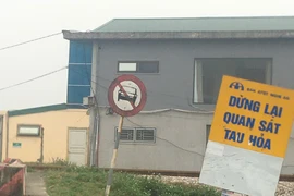 Ô tô chết máy chắn ngang đường sắt, lái tàu hãm phanh phi thường tránh tai nạn 