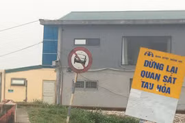 Ô tô chết máy chắn ngang đường sắt, lái tàu hãm phanh phi thường tránh tai nạn 